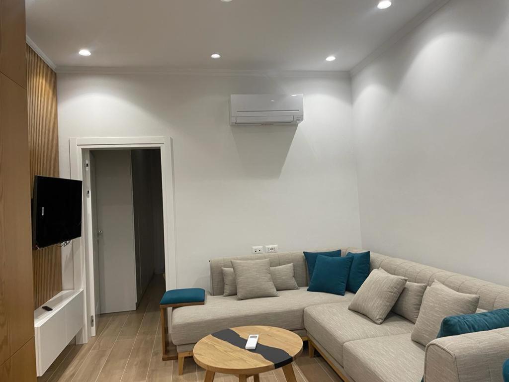 City Center Apartment Kafe Flora Tirana Buitenkant foto