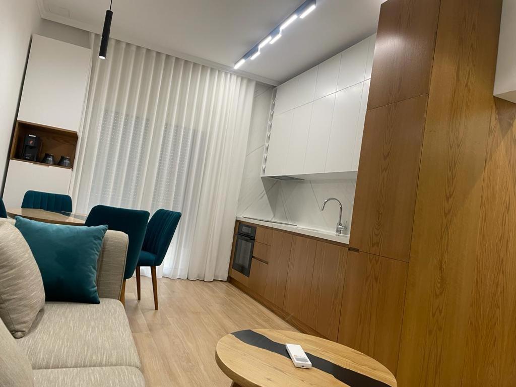 City Center Apartment Kafe Flora Tirana Buitenkant foto